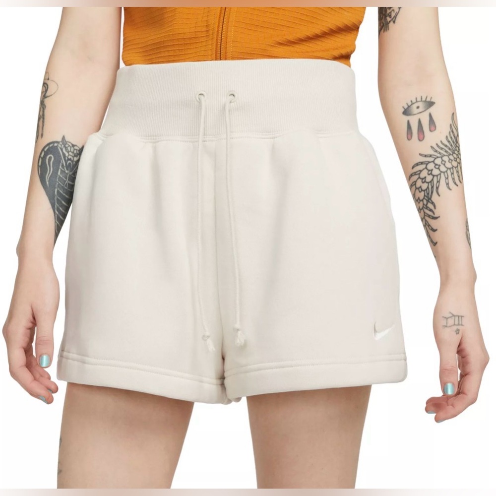 Nike Sportswear Phoenix Fleece High-Waisted Loose Shorts. Beige. Small.